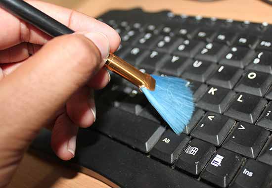 Erhvervsrengøring i københavn. Rensning af computer udstyr